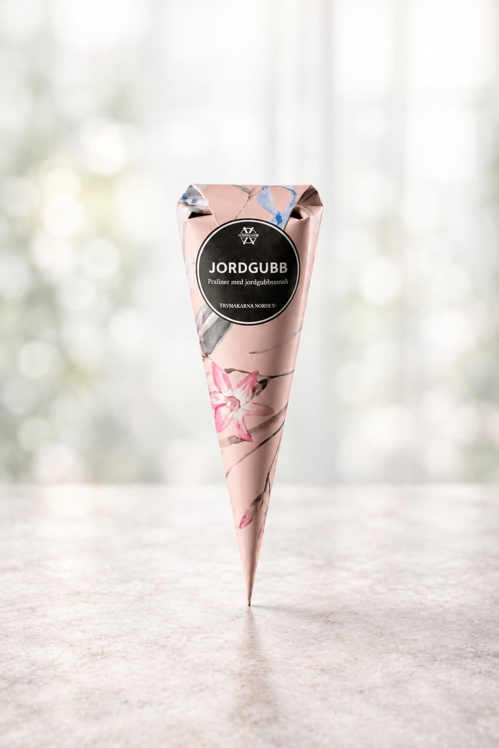 Sorgbukett med rosa rosor i olika nyanser i glasvas