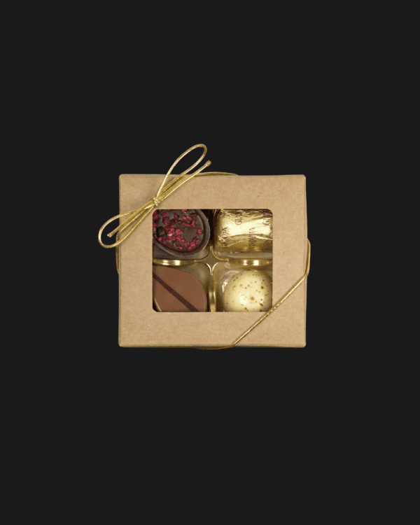 Ask med belgiska praliner - chokladbud från Globens Blommor Stockholm.