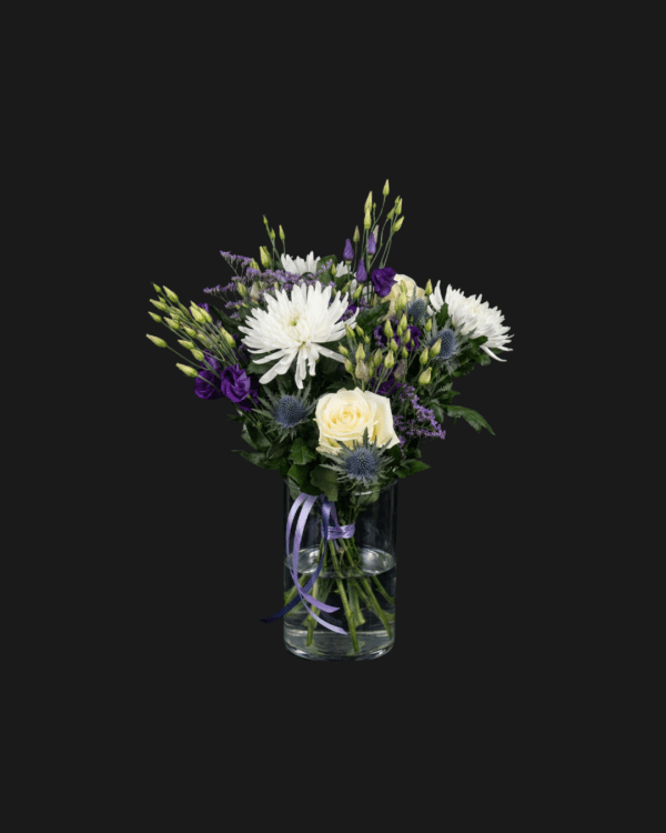 Violett Dröm - En drömsk bukett i lila och vitt som sprider elegans, harmoni och glädje.